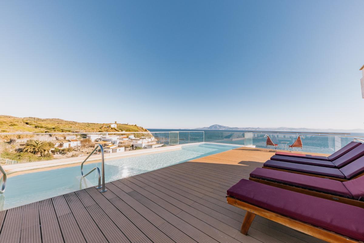 Piscina climatizada de Apartamentos La Residencia Tarifa con vistas al Estrecho