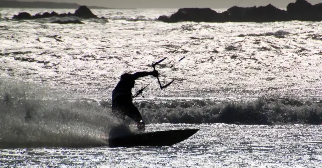 Kitesurfista surcando el Estrecho de Gibraltar con viento de Levante