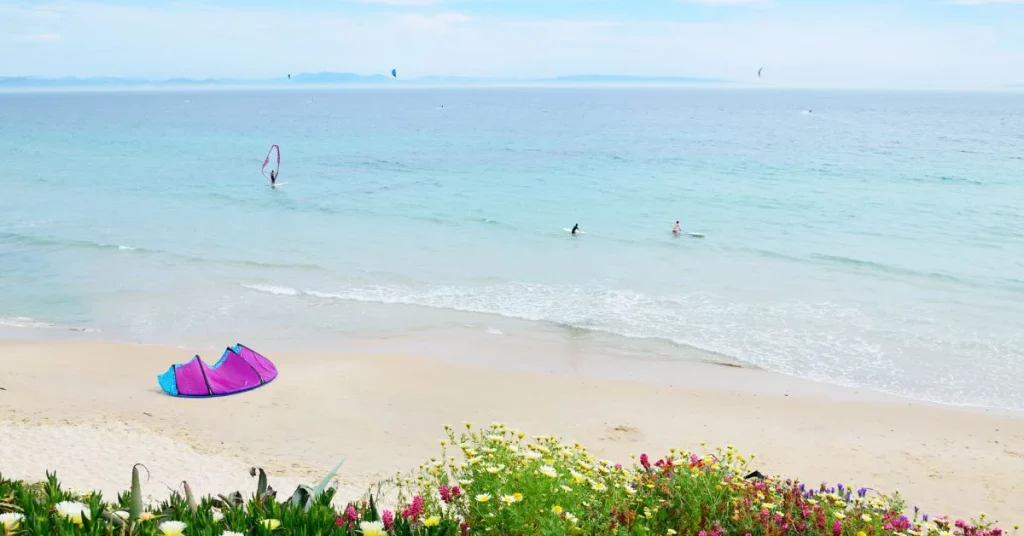 Playa de Valdevaqueros en invierno, cielo despejado