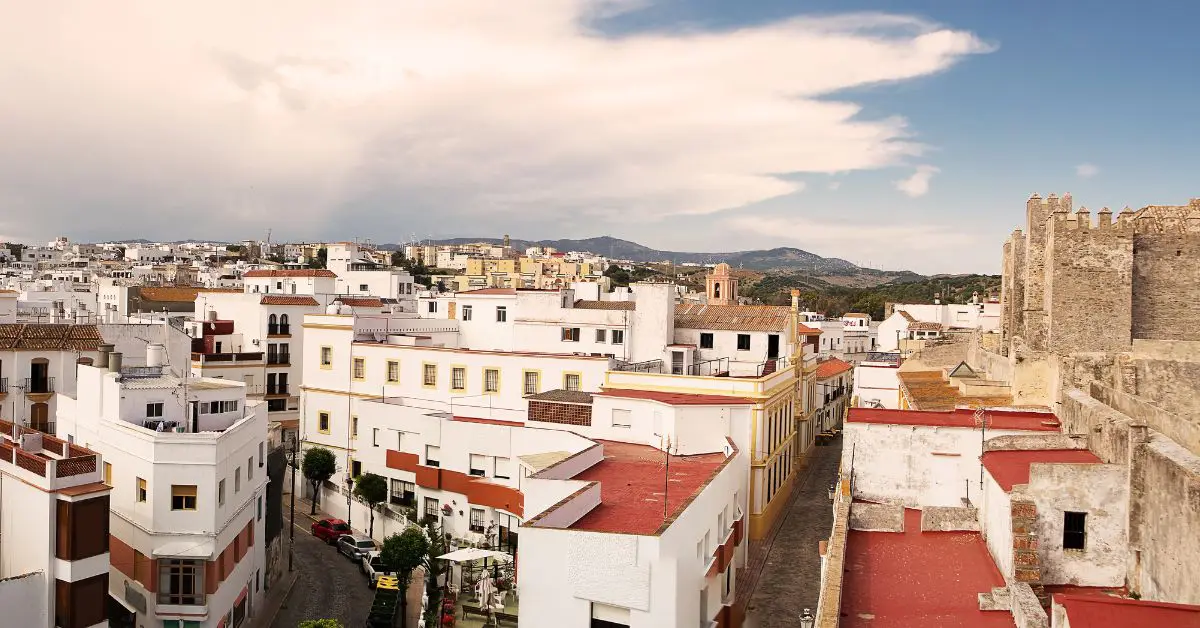 Vista del casco histórico de Tarifa en invierno desde la muralla